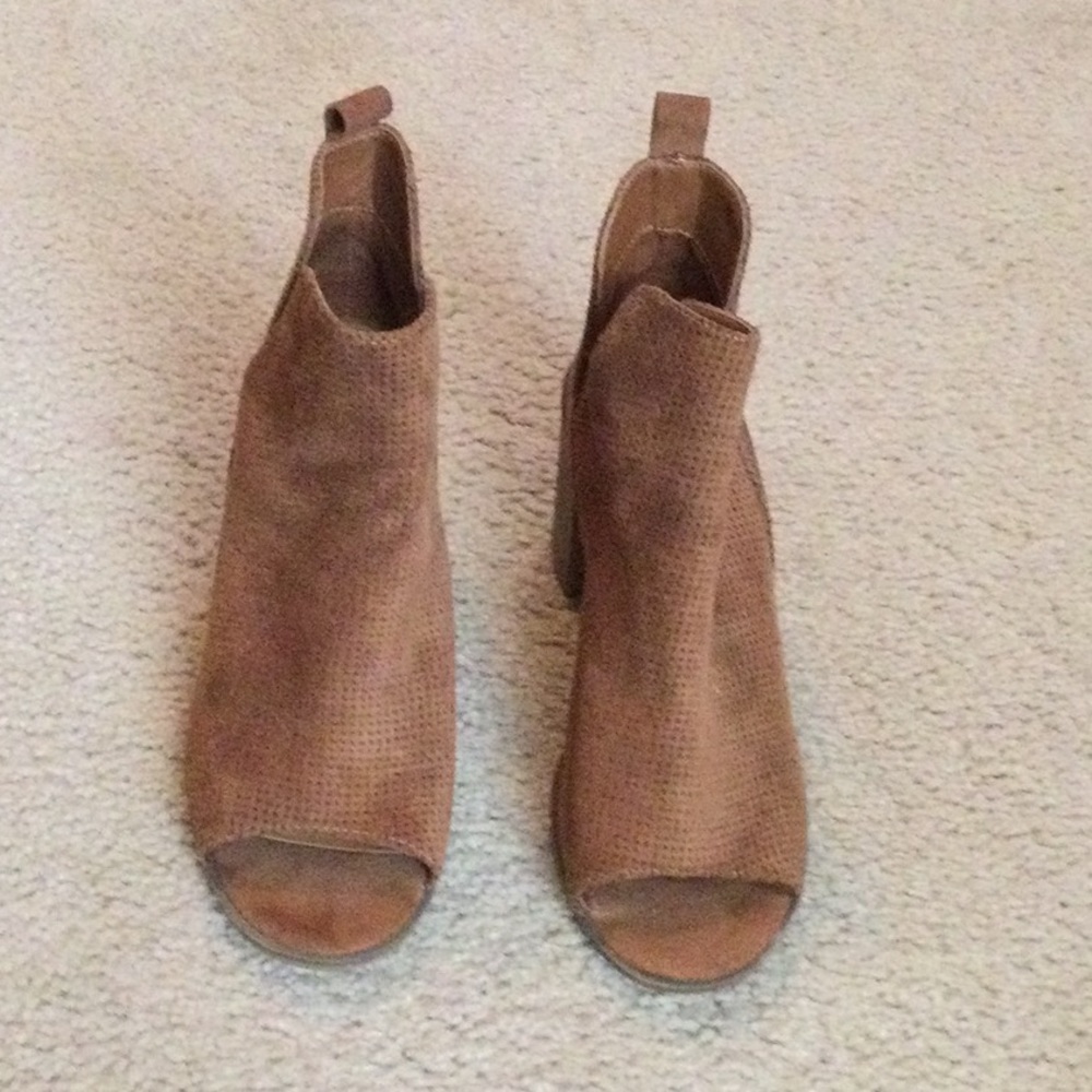 Universal Thread Shoes - image 1